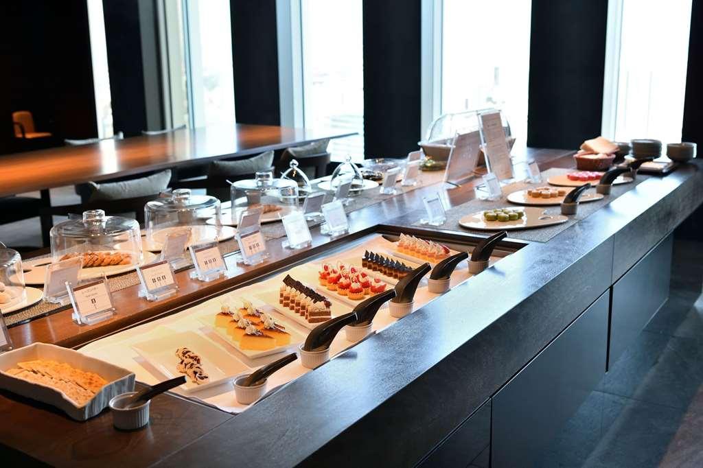 Nagoya Prince Hotel Sky Tower Ресторант снимка A buffet at a hotel