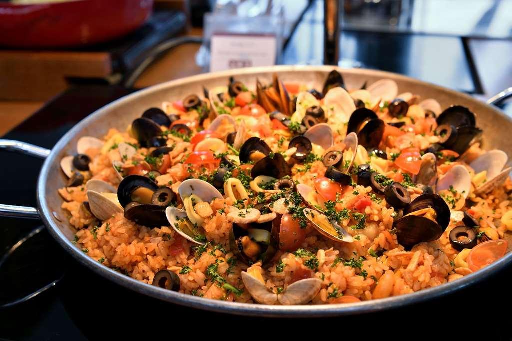 Nagoya Prince Hotel Sky Tower Ресторант снимка Seafood paella
