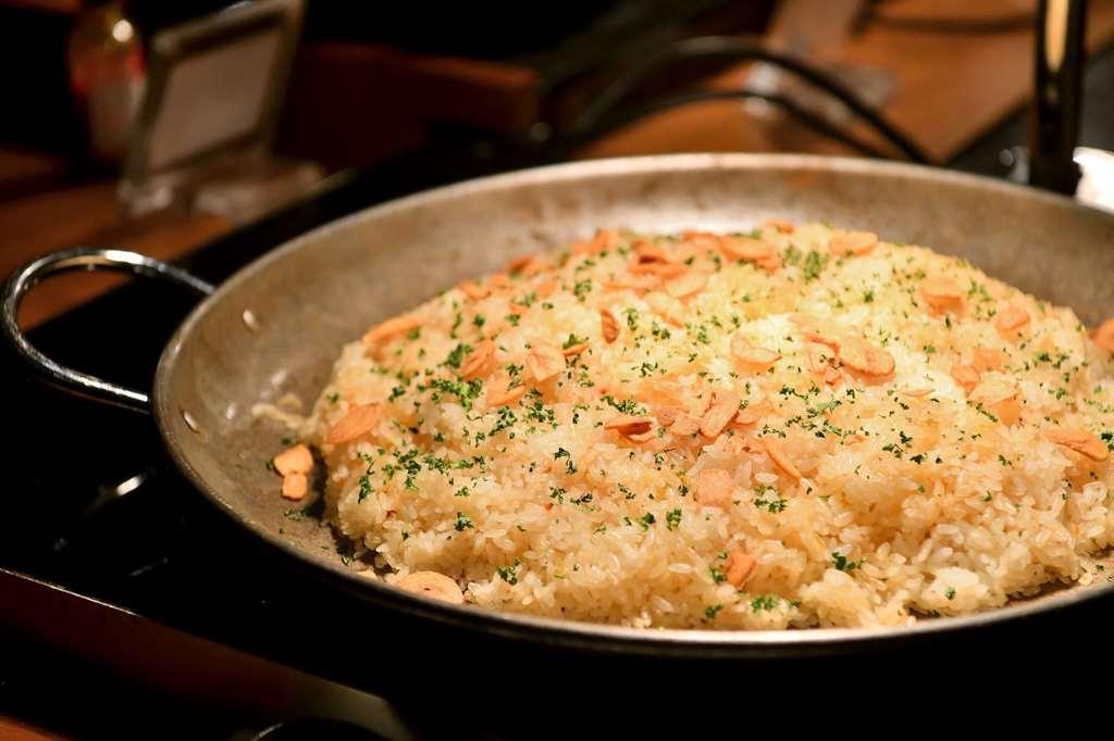 Nagoya Prince Hotel Sky Tower Ресторант снимка A pan of chicken and rice casserole