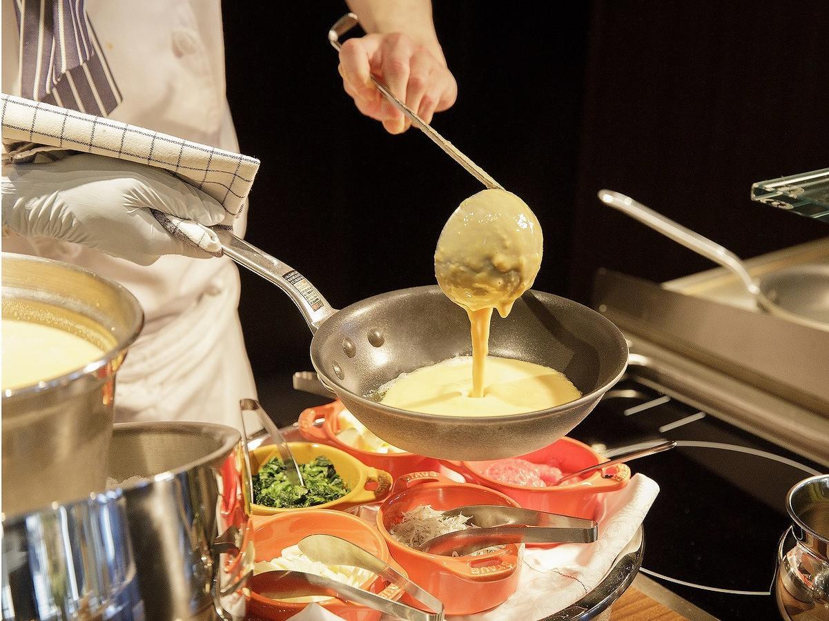 Nagoya Prince Hotel Sky Tower Екстериор снимка A chef using a ladle to serve food
